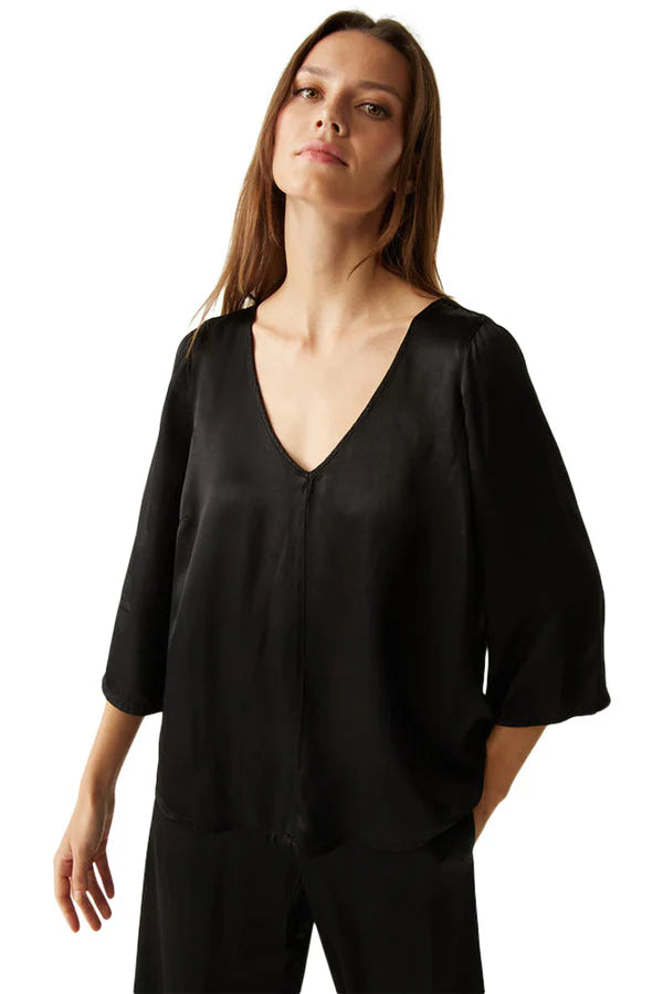 Cobie 3/4 Sleeve V-Neck Blouse